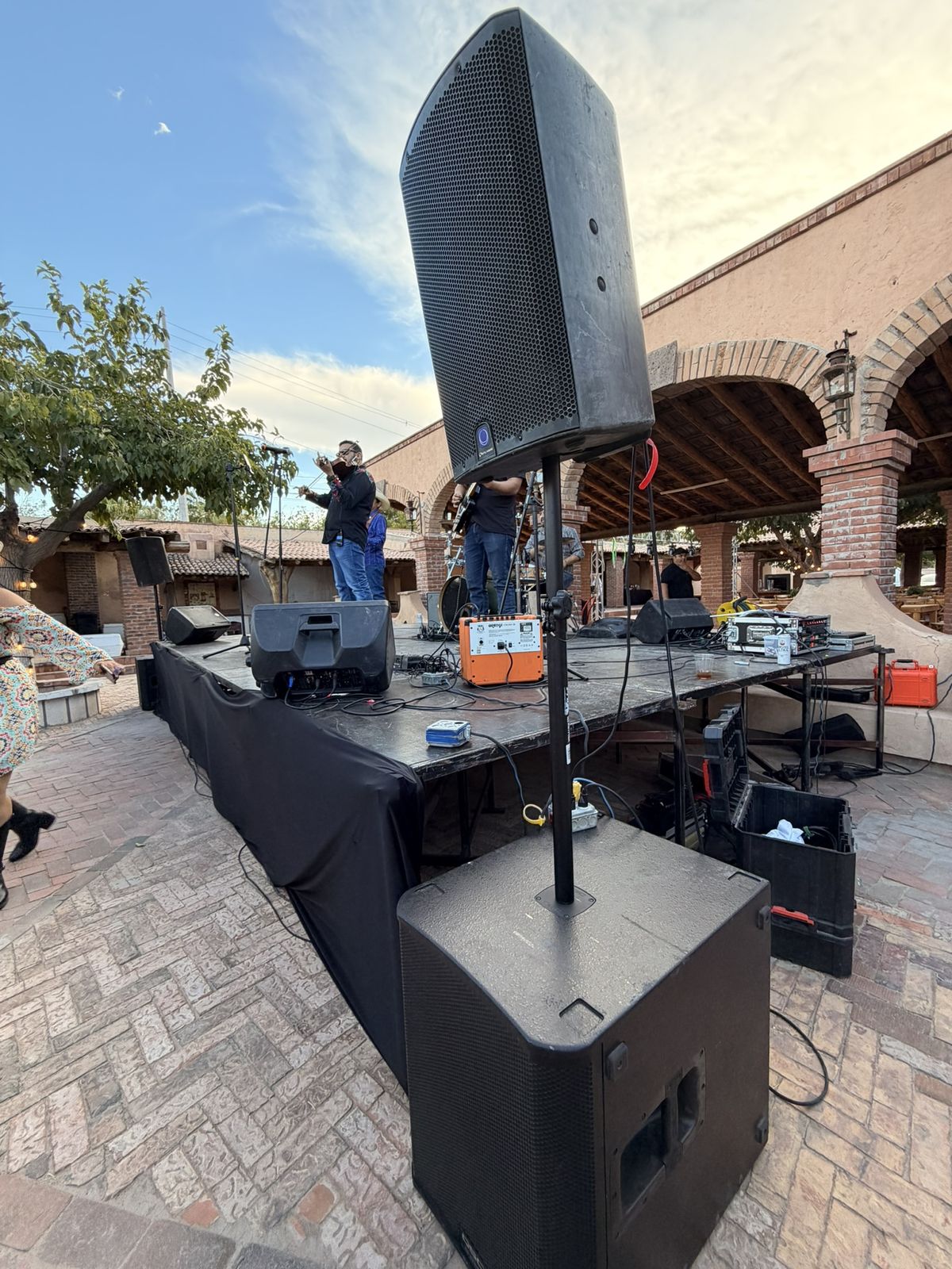 Bocina y subwoofer montados en evento