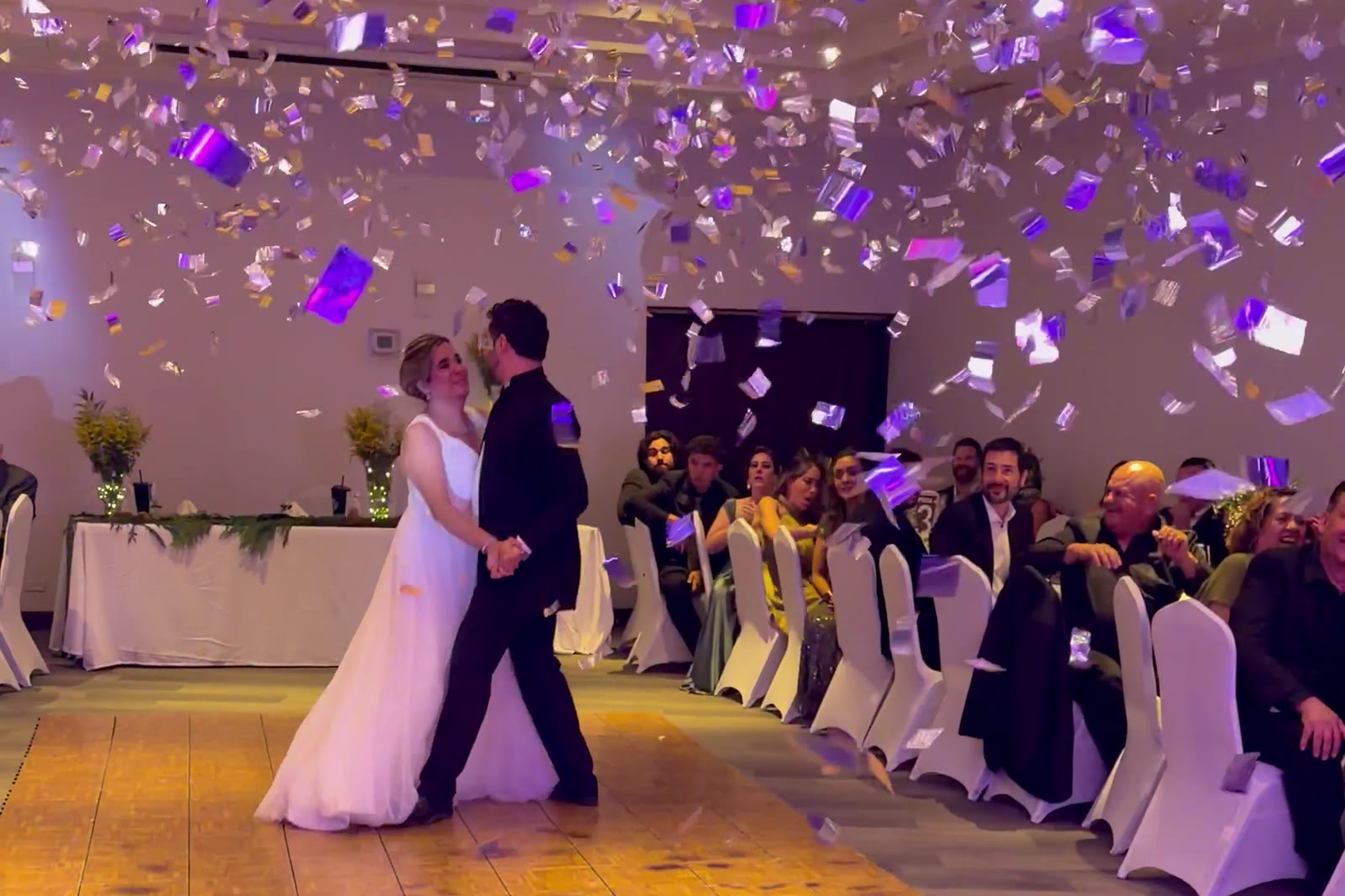 Lluvia de confeti durante el primer baile de una boda