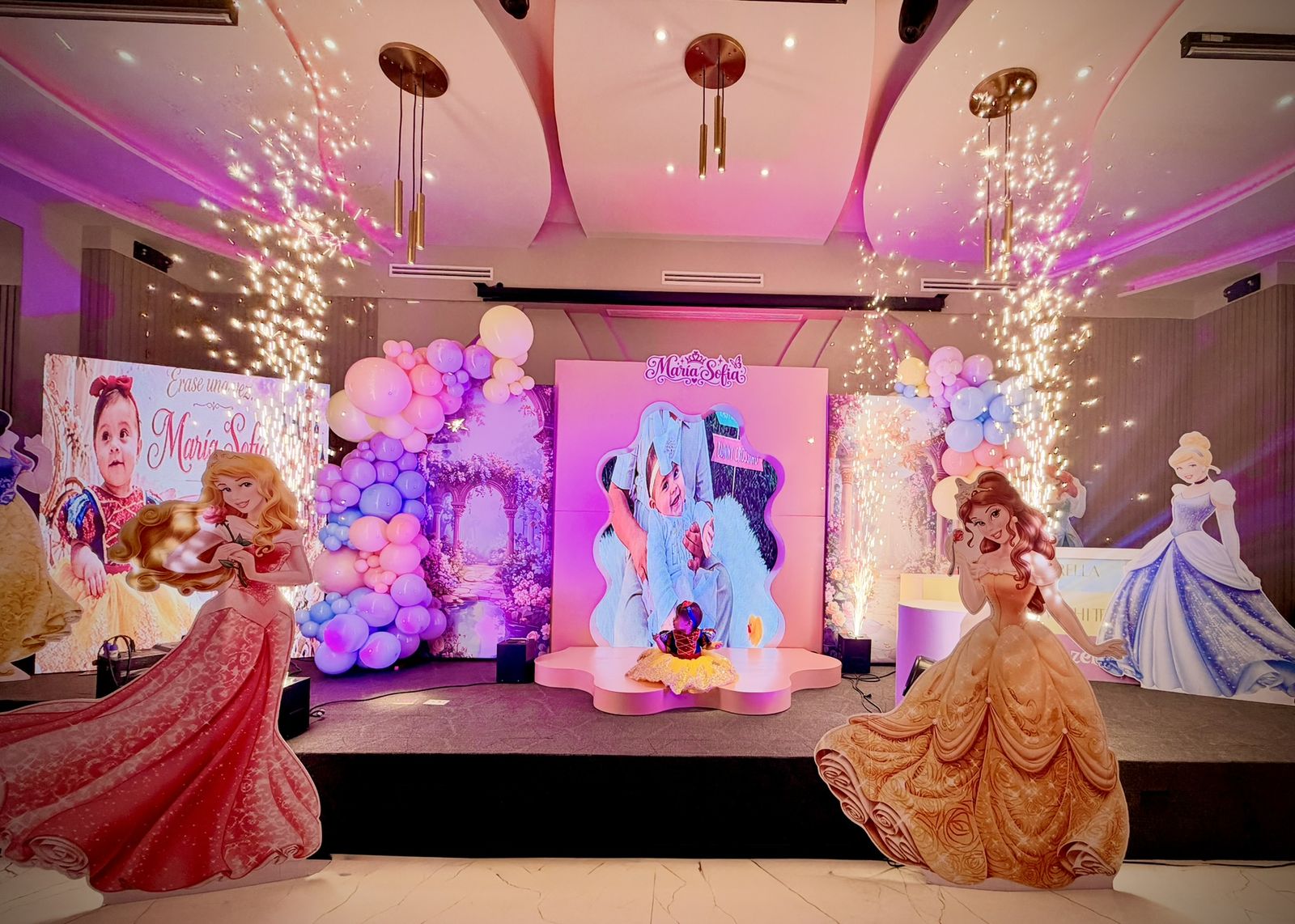 Chisperos encendidos en fiesta infantil