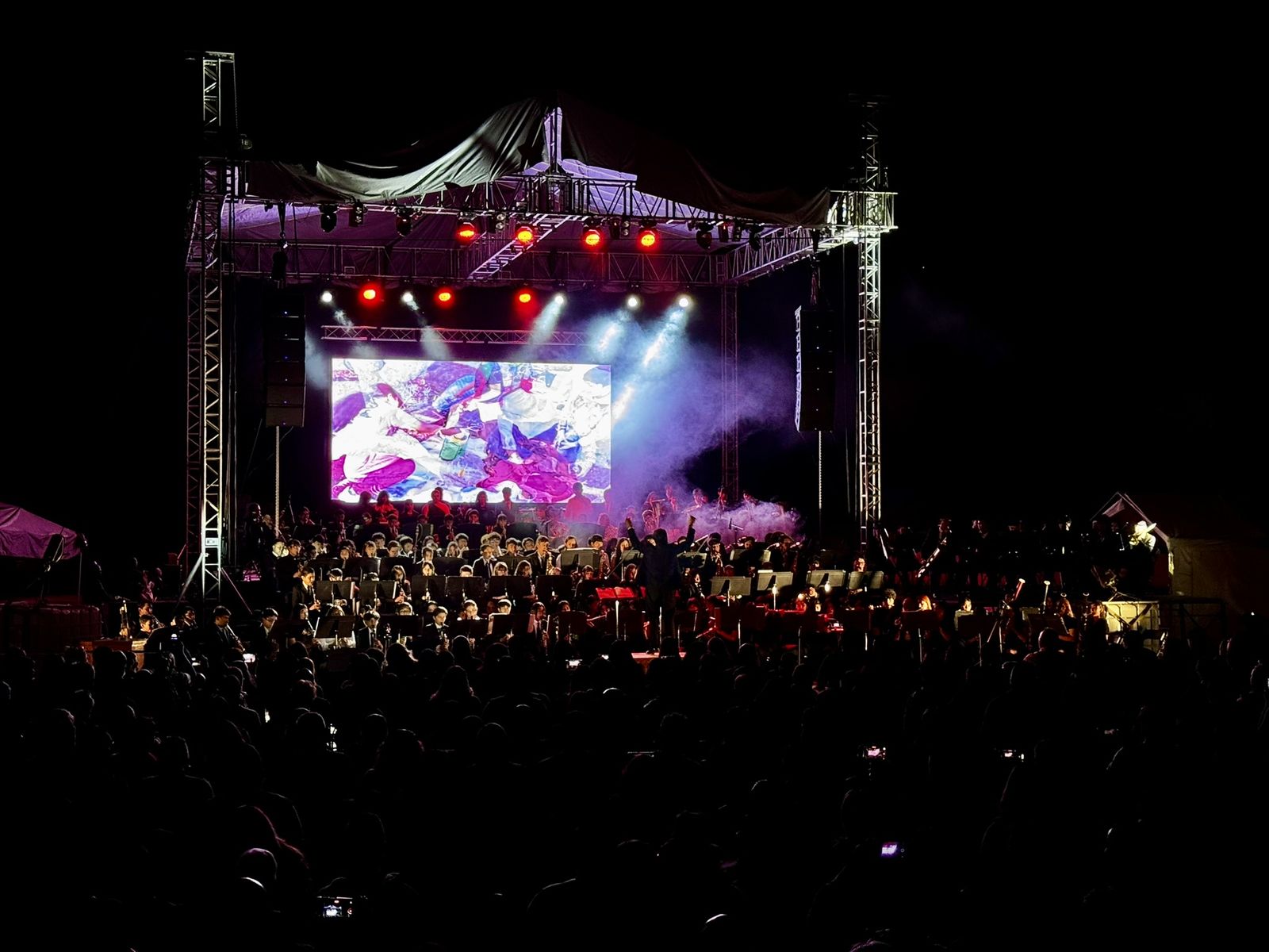 Concierto nocturno con escenario de truss, pantalla LED e iluminación