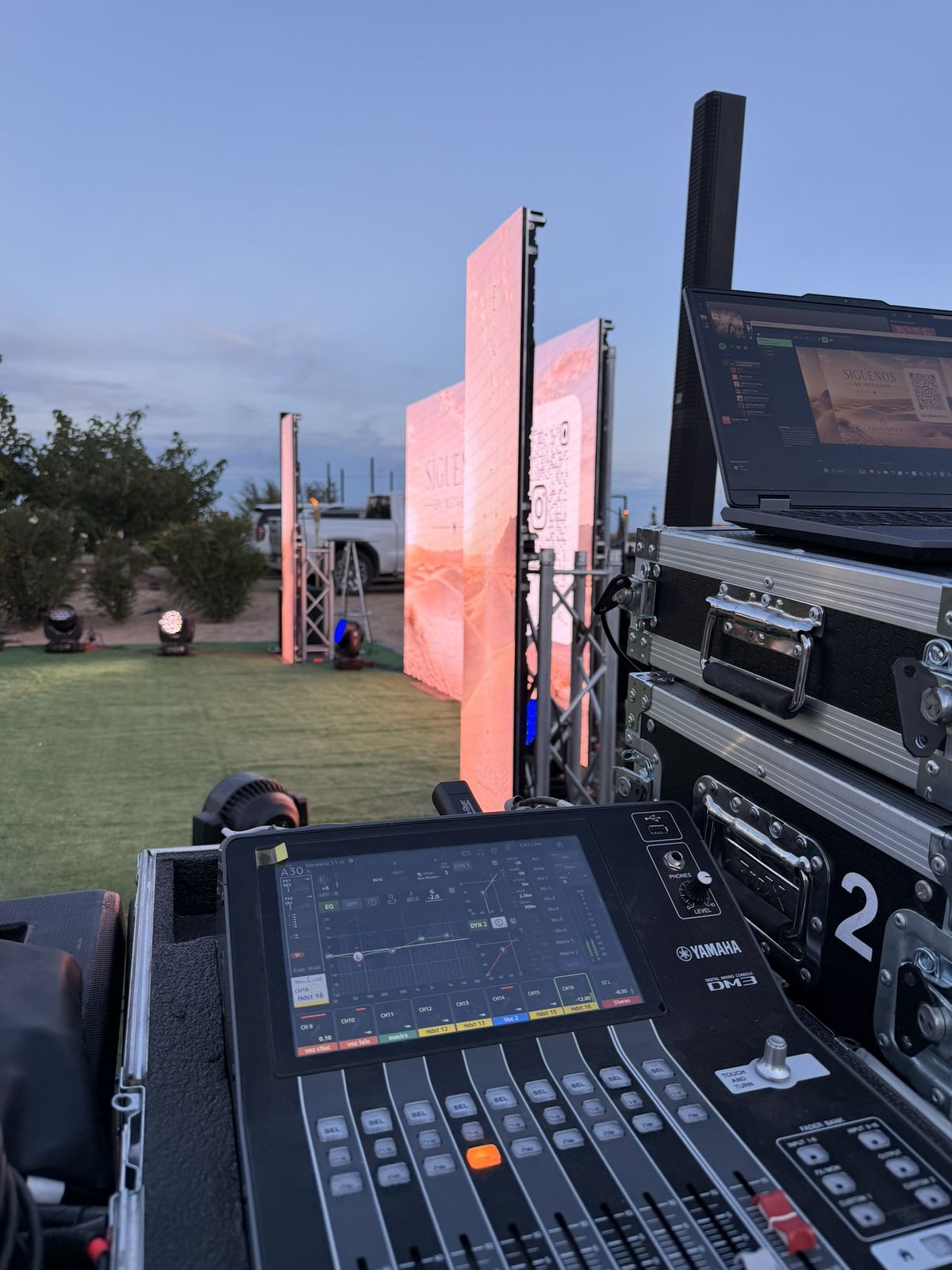 Consola Yamaha DM3 operando en un evento al aire libre
