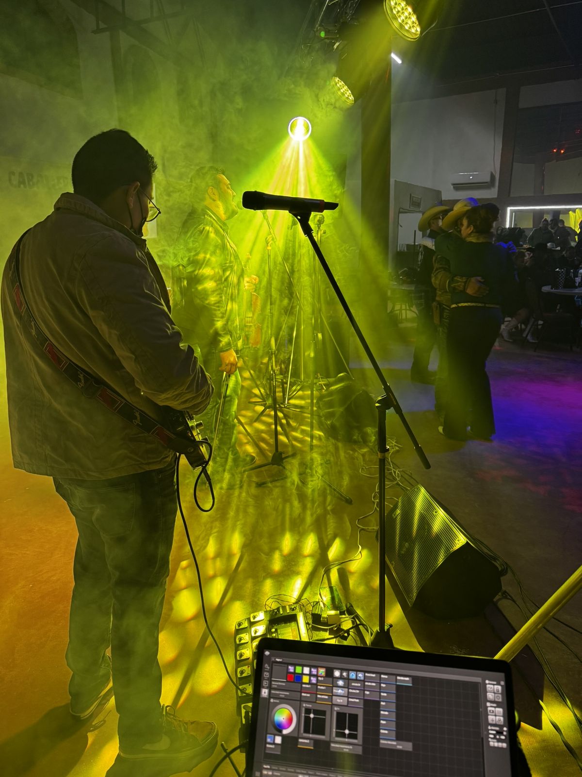 Iluminación de escenario con haces de luz