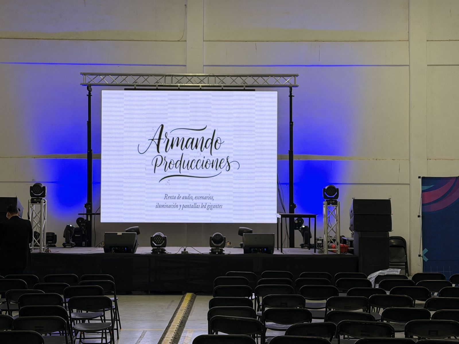 Montaje de Armando Producciones con pantalla LED y truss